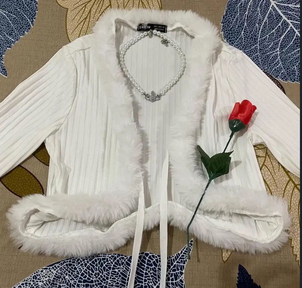 Cardigan Putih Berbulu Lengan Panjang Size S