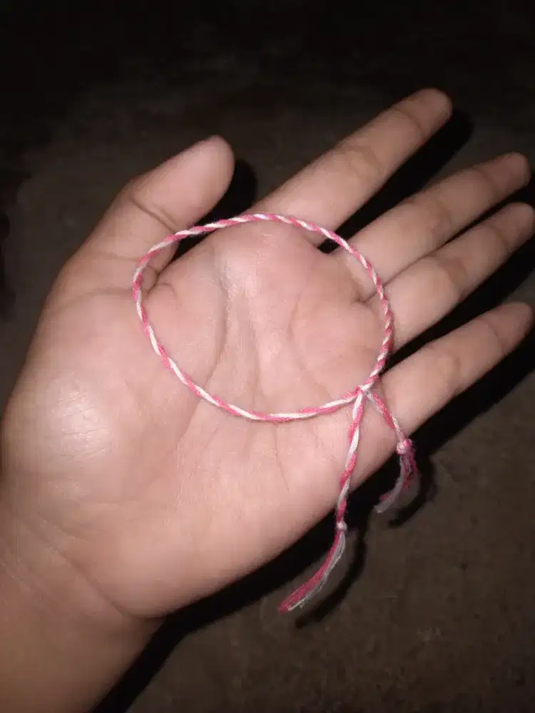 Gelang benang yang terbuat dari benang