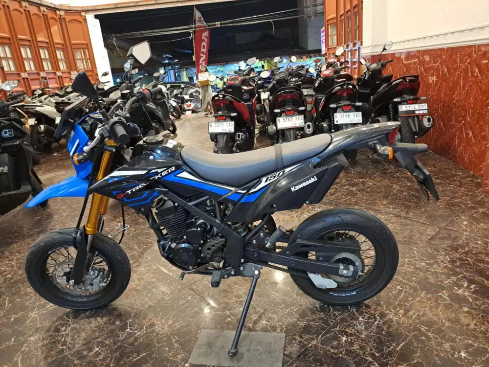 Dp 1.5 jt , D tracker 2022 Super moto ! Wa mba ima proses kredit