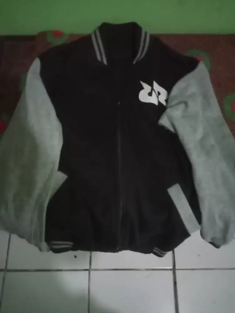 Jaket Baseball Varsity Zipper Hitam Lengan Abu