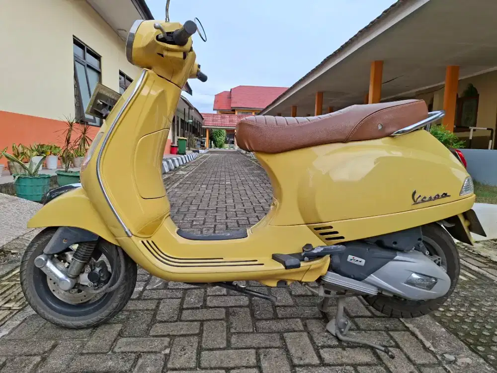 Jual vespa thn 2017 warna kuning palak on,harga nego