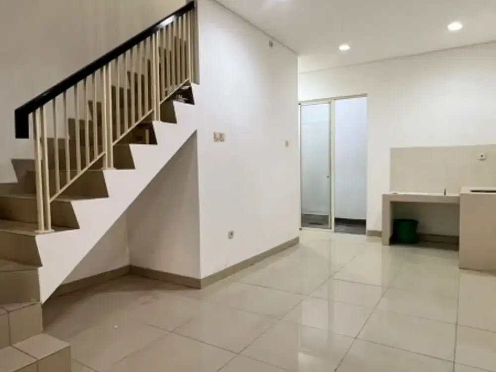 Sewa capat  rumah pik1  4x12 3 lantai