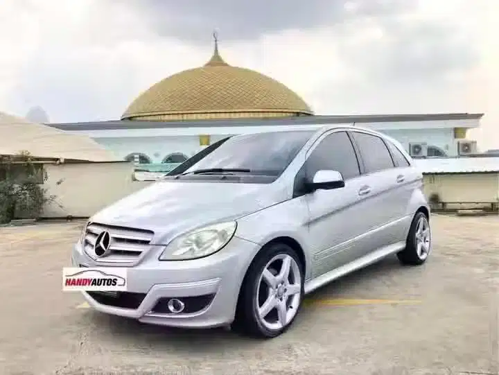 Mercedes Benz B180 Tahun 2010 Automatic Abu abu Metalik