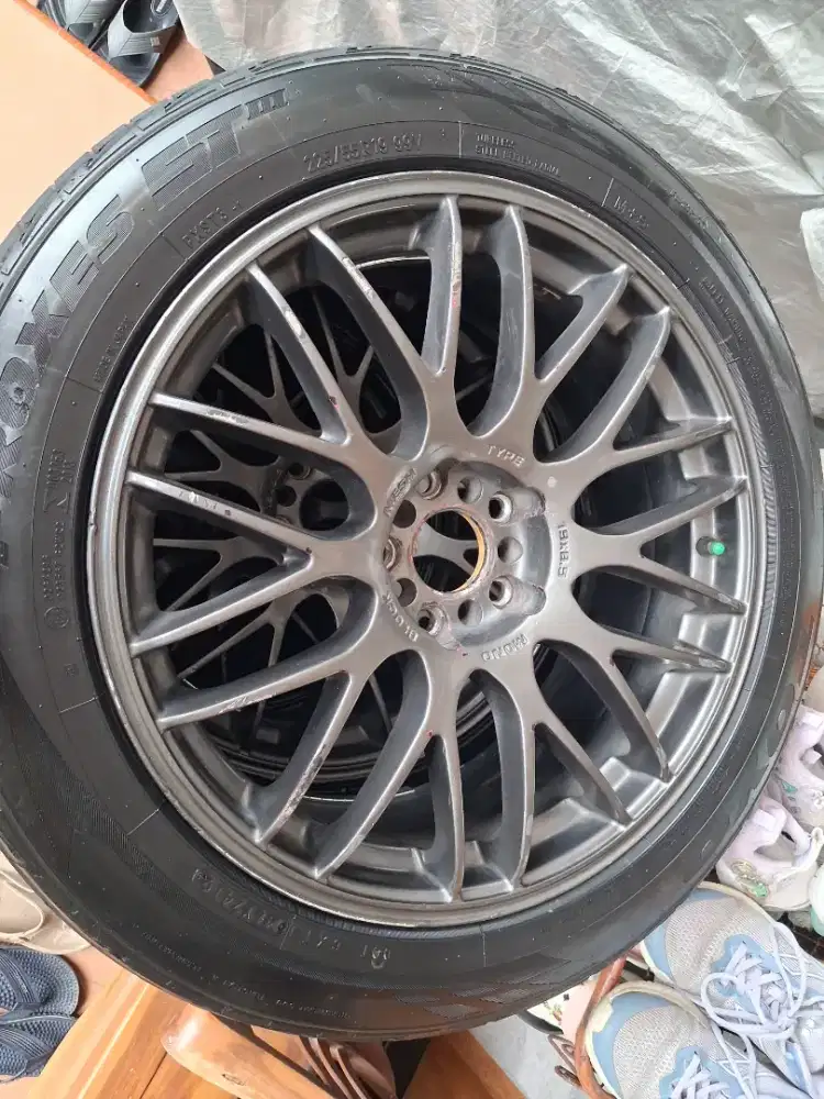 Ban dan Velek R19 Bekas