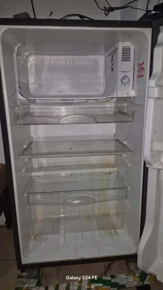 Kulkas Sharp ungu hitam