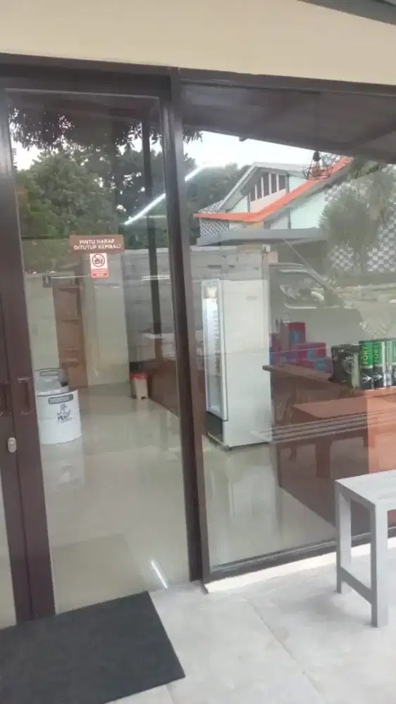 Barista dan jaga kedai kopi