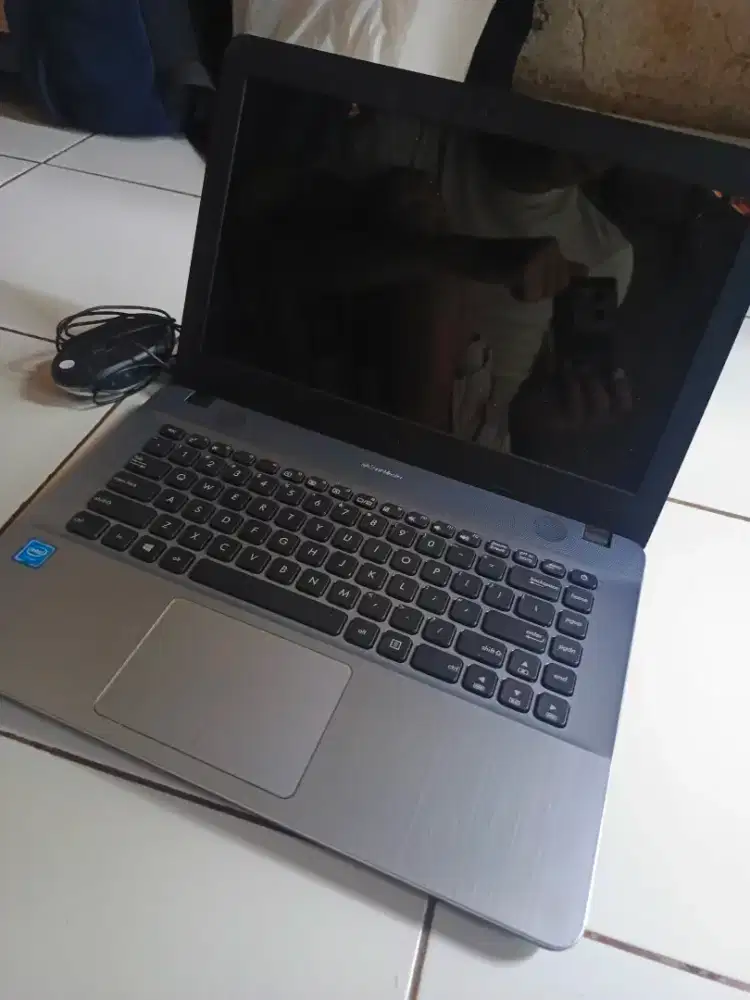 Jual Laptop ASUS. X411MA. 2GB.keadaan mati. (tas, charger, mouse)