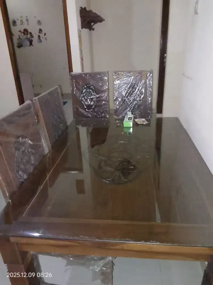 Meja dan kursi makan