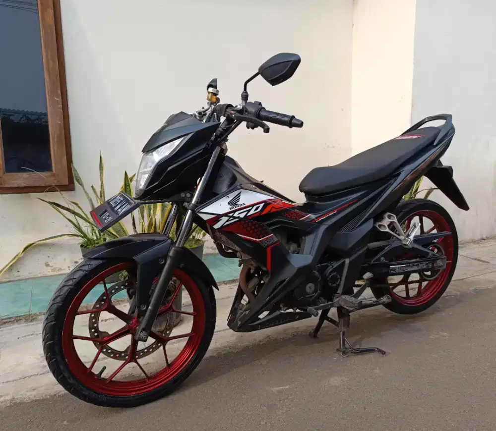 Di jual cepat sonic 150R 2021 siap pakai