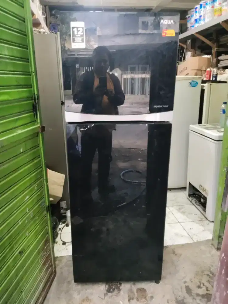 Kulkas 2 pintu aqua kondisi normal dingin beku siap pakai