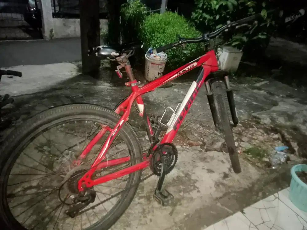 Sepeda gunung bekas merek avand