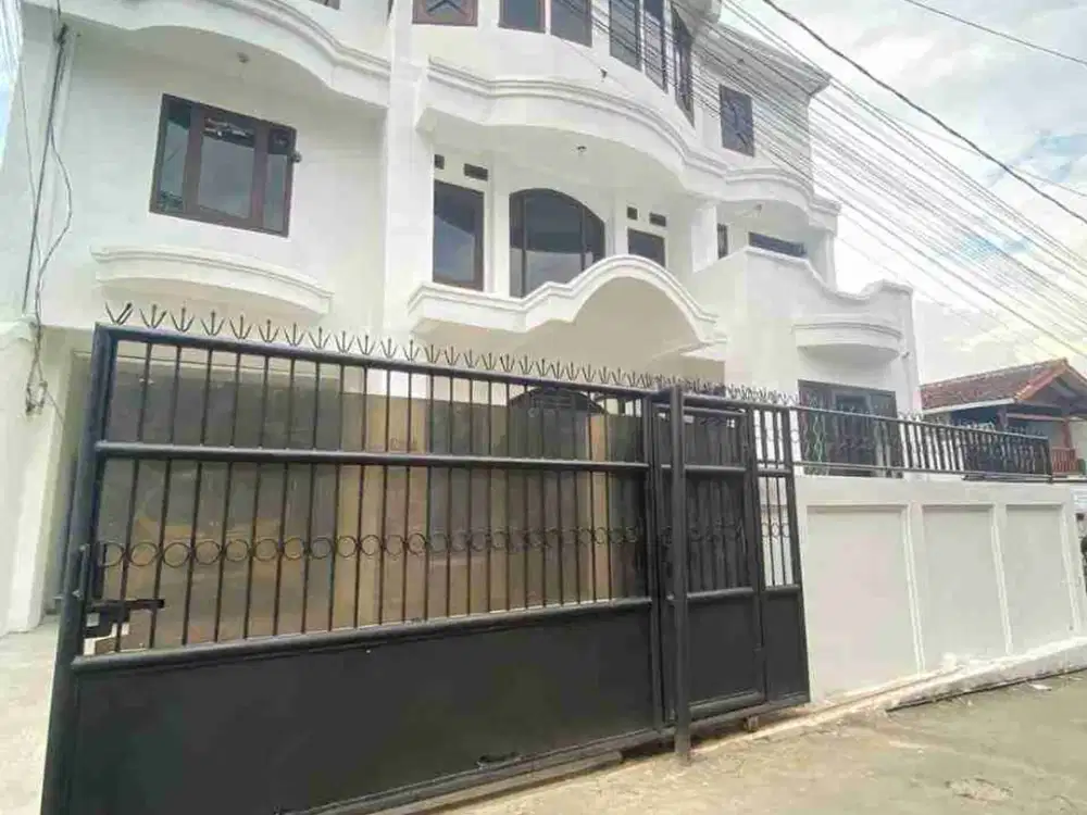 Dijual rumah terawat 3 lantai (LEMBANG - BANDUNG) Udara sejuk dan asri