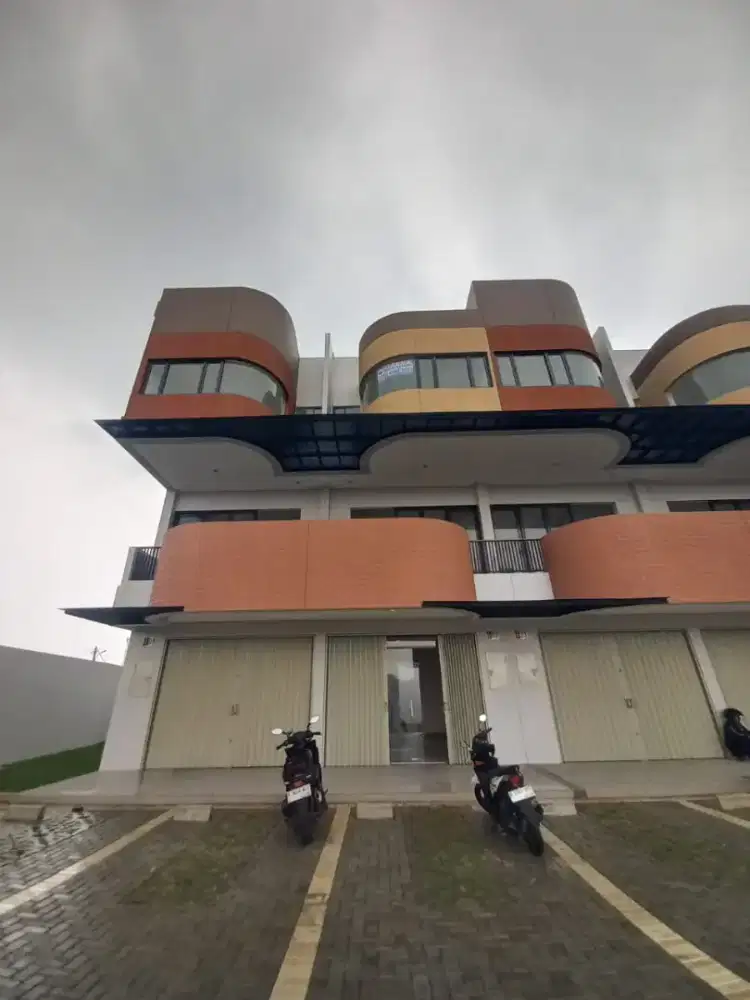 Disewakan Ruko Baru 3 Lantai Di Lavanya Harapan Indah Dekat Dengan SCG