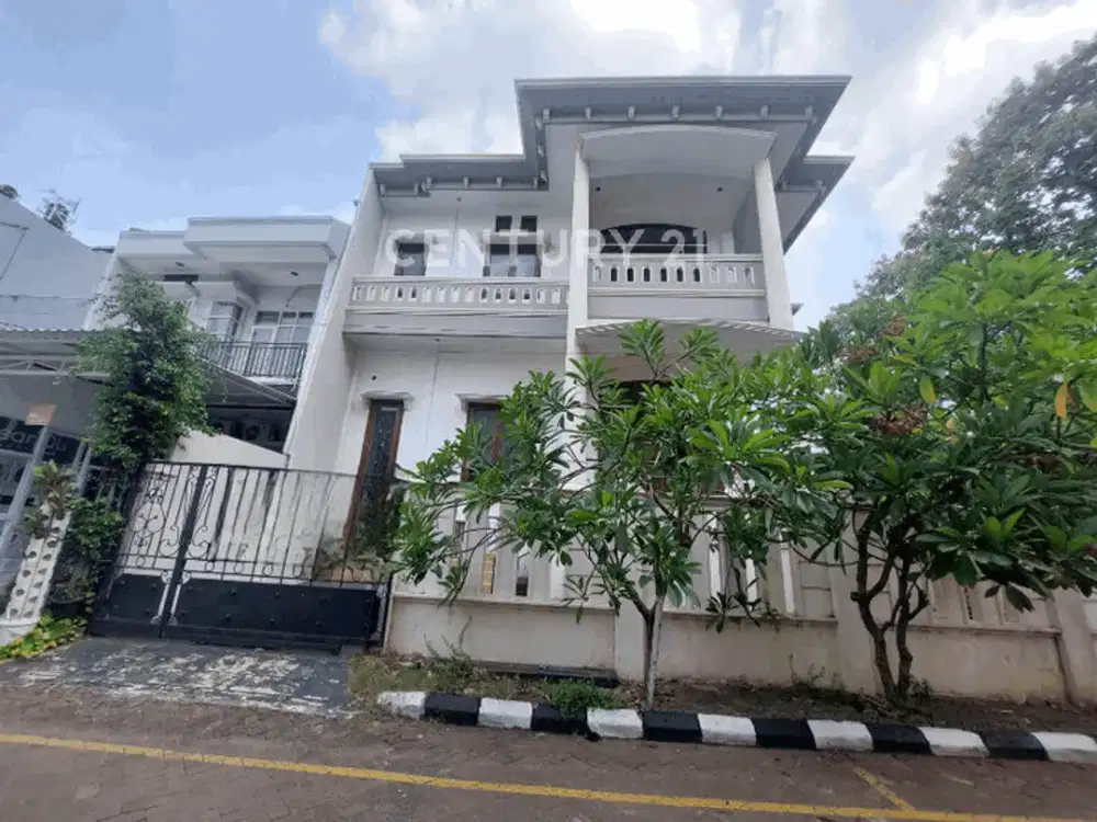 RUMAH MEWAH 3 LANTAI SIAP HUNI HOEK KELAPA GADING