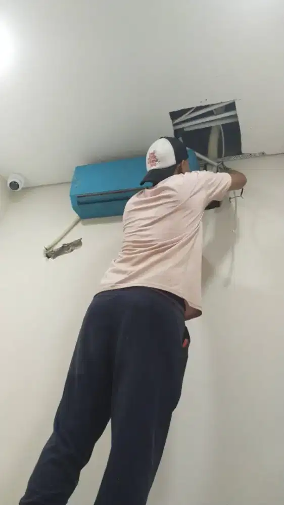 Jasa service AC / cuci ac / bongkar pasang AC / isi freon AC . Dll.