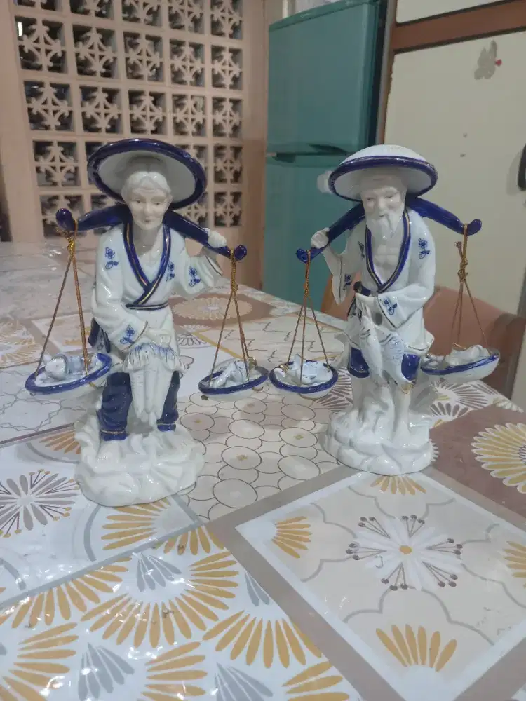 Keramik antik kakek nenek membawa hasil panenan