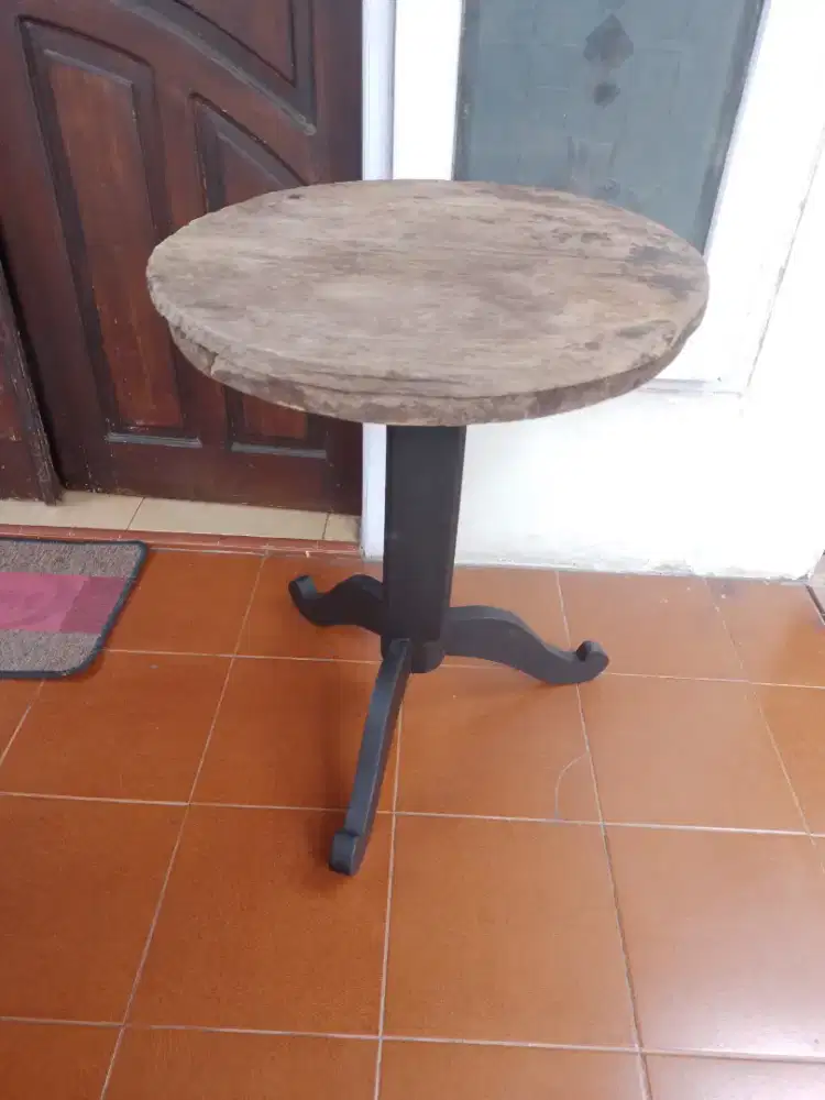 Meja sudut jati tua erosi