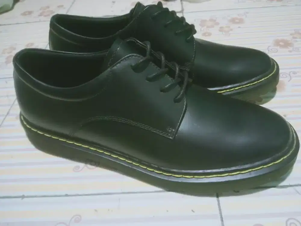 Sepatu casual kulit