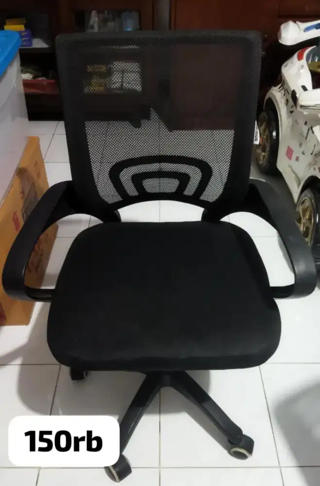 Kursi kantor hitam
