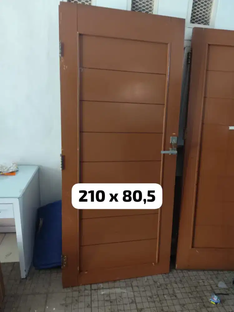 Pintu kayu kamper