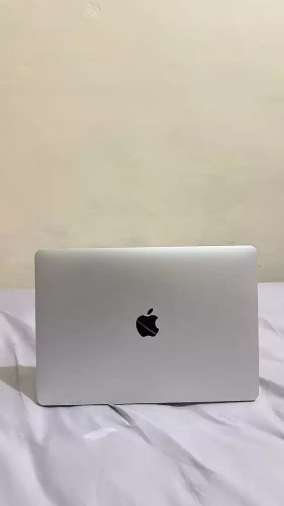 Apple Macbook air 13 core i5  8/128 Silver