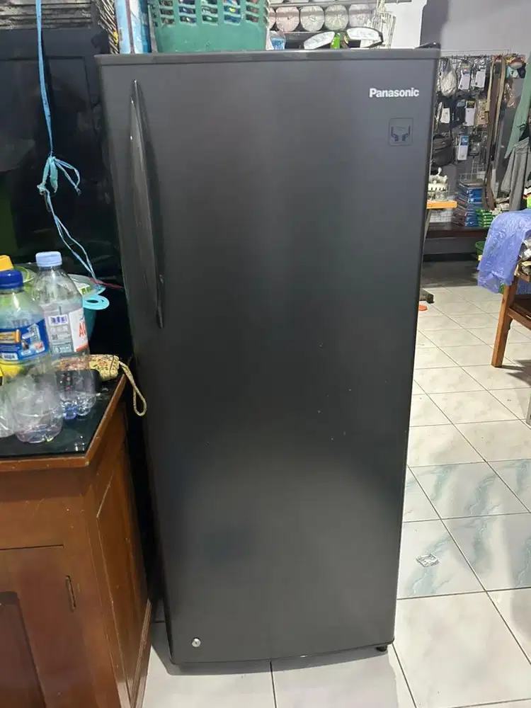 Dijual lemari pembeku (Panasonic)