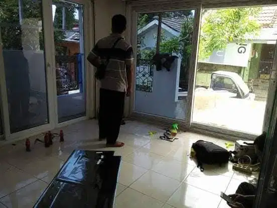 Jasa Pemasangan Sticker Kaca Film Rumah