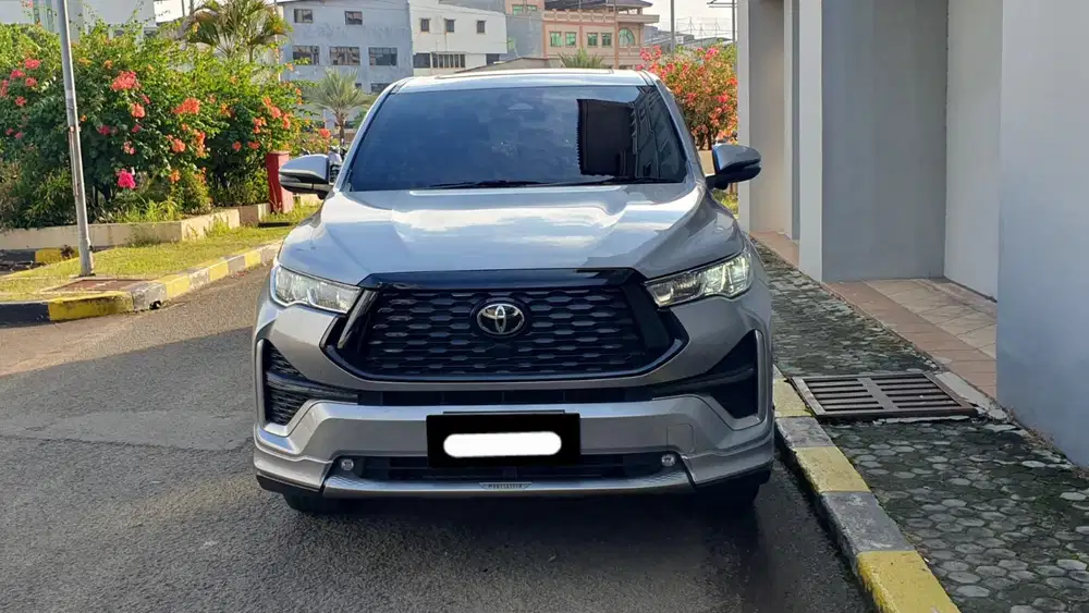 Toyota innova zenix q hybrid modelista 2023 silver sunroof