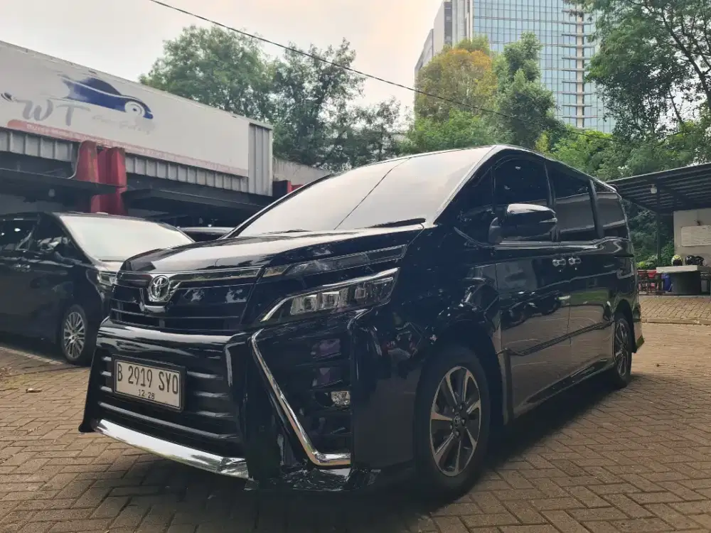 TOYOTA VOXY 2.0 AT 2018