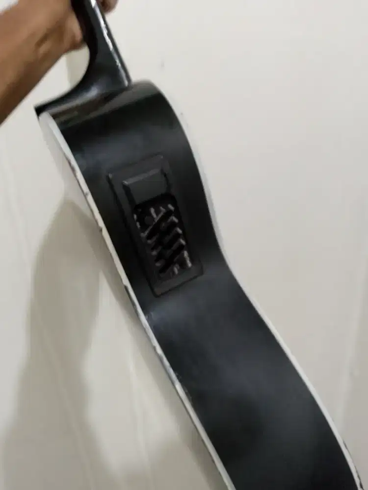 Gitar akustik Yamaha.