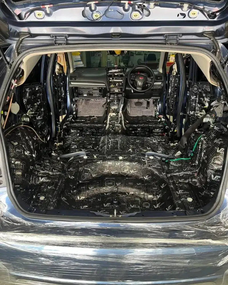 Specialist peredam suara mobil