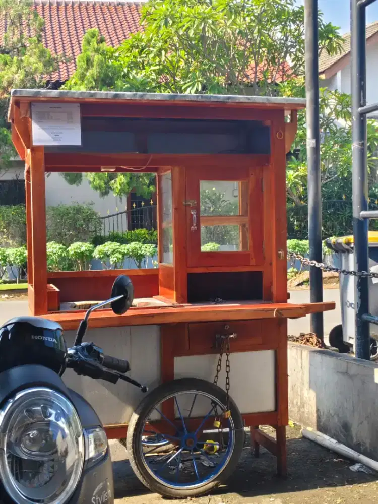 Dijual cepat gerobak bakso jualan +perlengkapan jualan