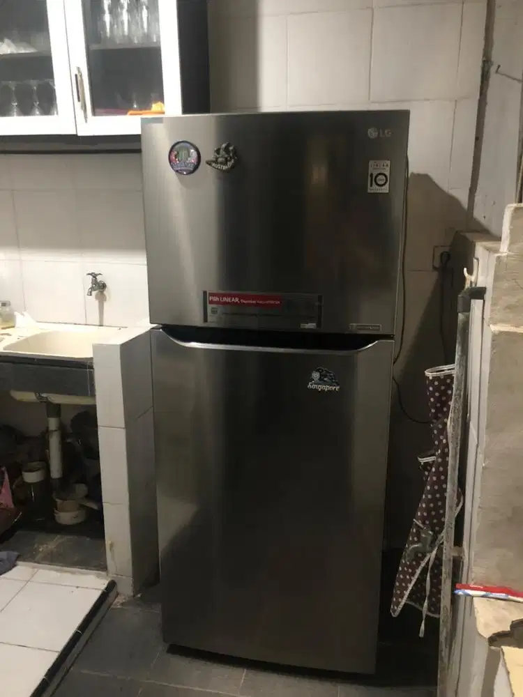 Kulkas LG 2 Pintu Inverter - Kondisi Baik, Kapasitas Besar