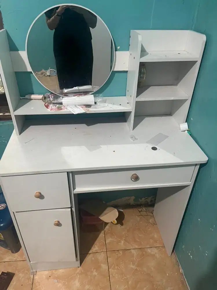 Meja rias ada kacanya