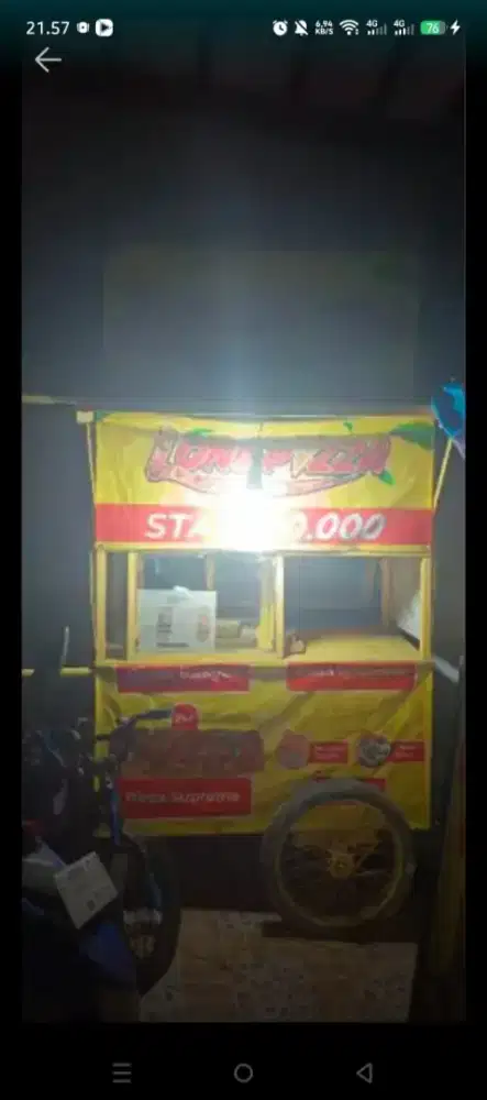 Gerobak es, cilok, teh solo, martabak dll