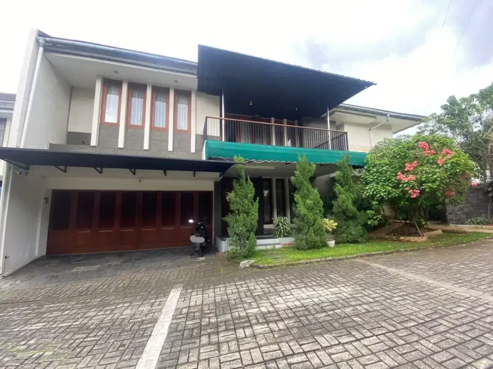 Rumah Luas dengan Kolam Renang di Lebak Bulus