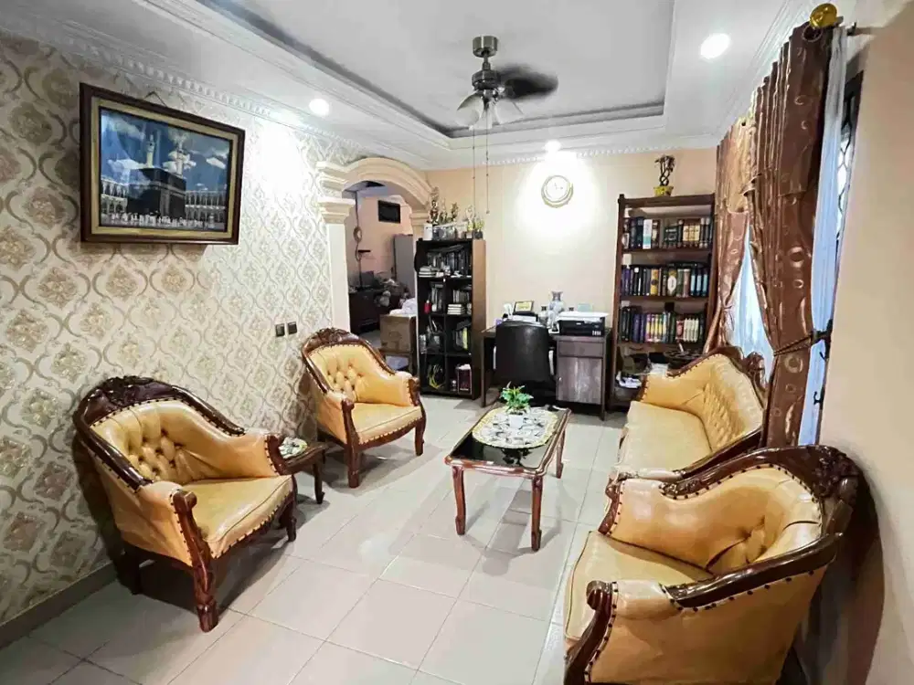 Rumah kayu tinggi komplek garuda