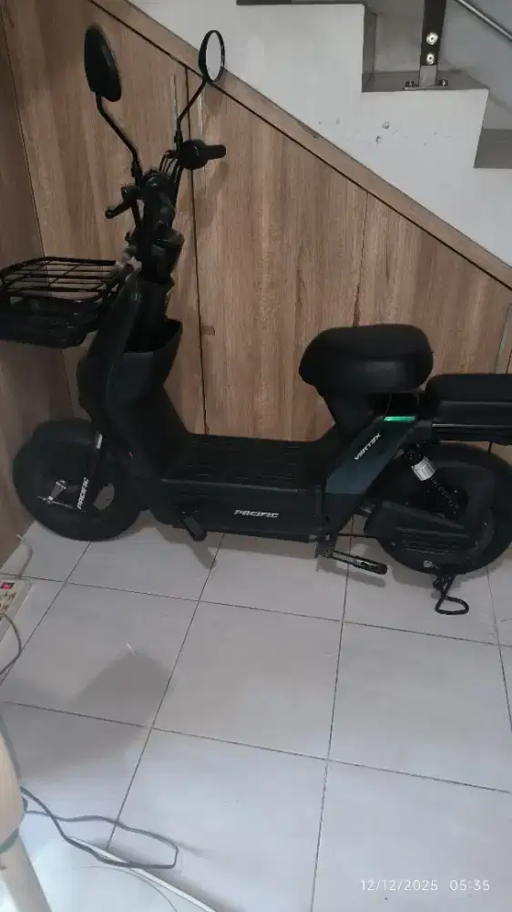 Motor listrik antar anak sekolah