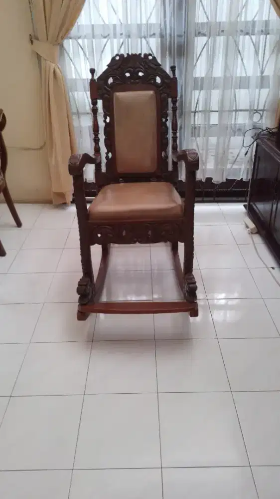 Kursi goyang jati antik