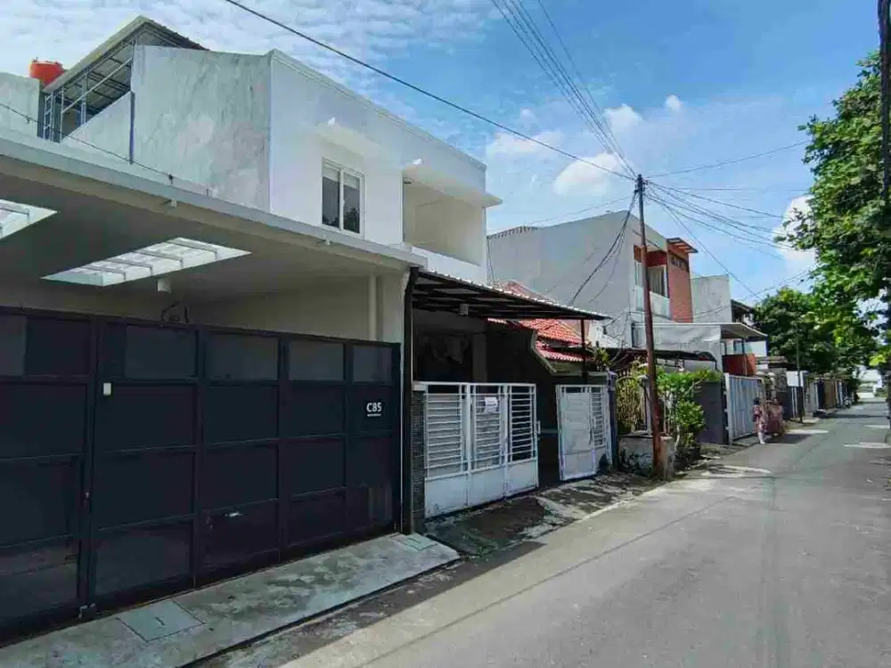 DISEWAKAN RUMAH 3 LANTAI DI KOMPLEKS MPR RI CIPETE