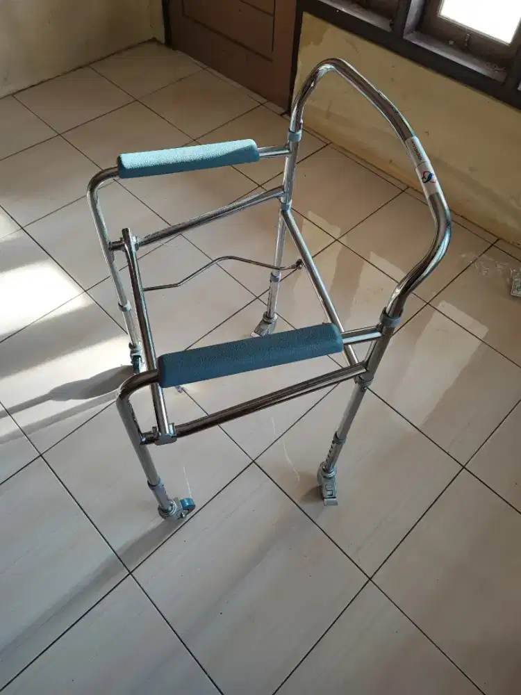 Walker Alat Bantu Jalan Lipat – Kondisi Bagus