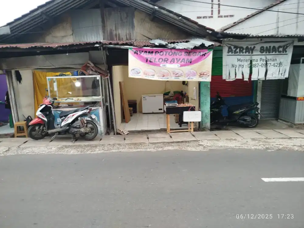 Penjaga Kios Ayam Potong dan Telur
