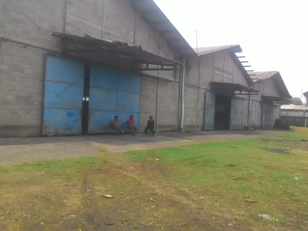 Di Jual Tanah dan 3 Gudang Gandeng , Letak strategis