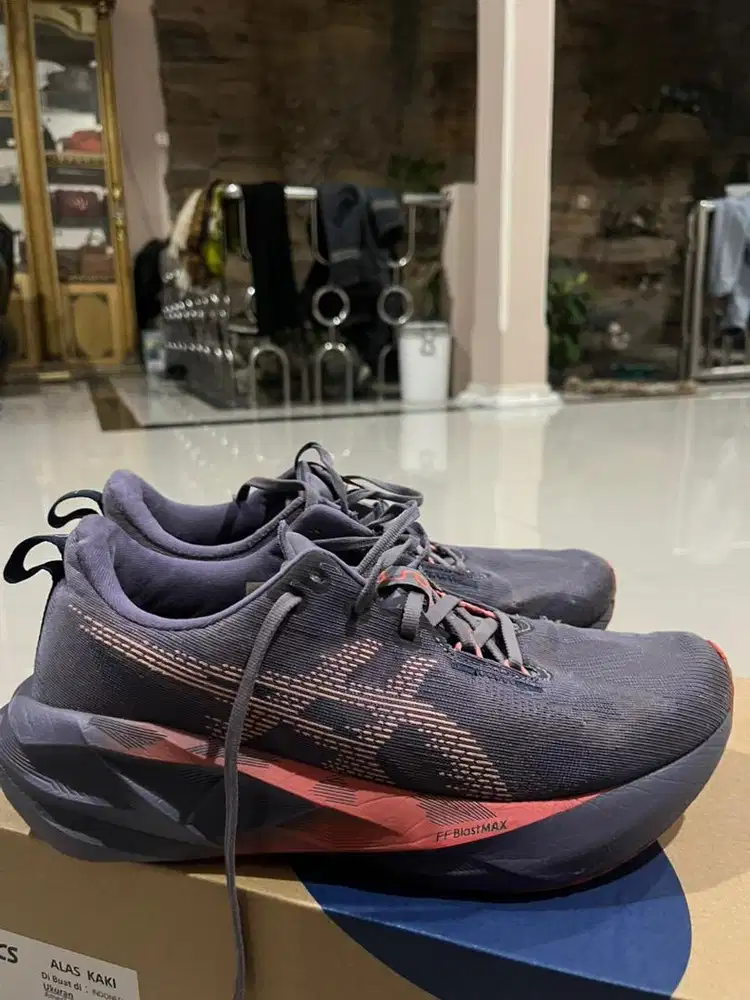 Sepatu lari Asics Novablast 5