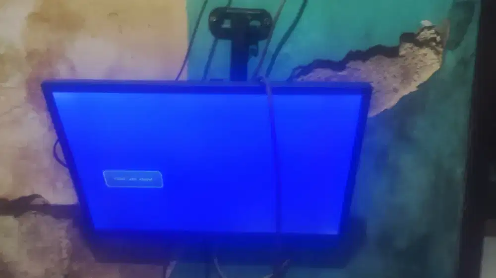 LCD TV 24 inch berikut braket