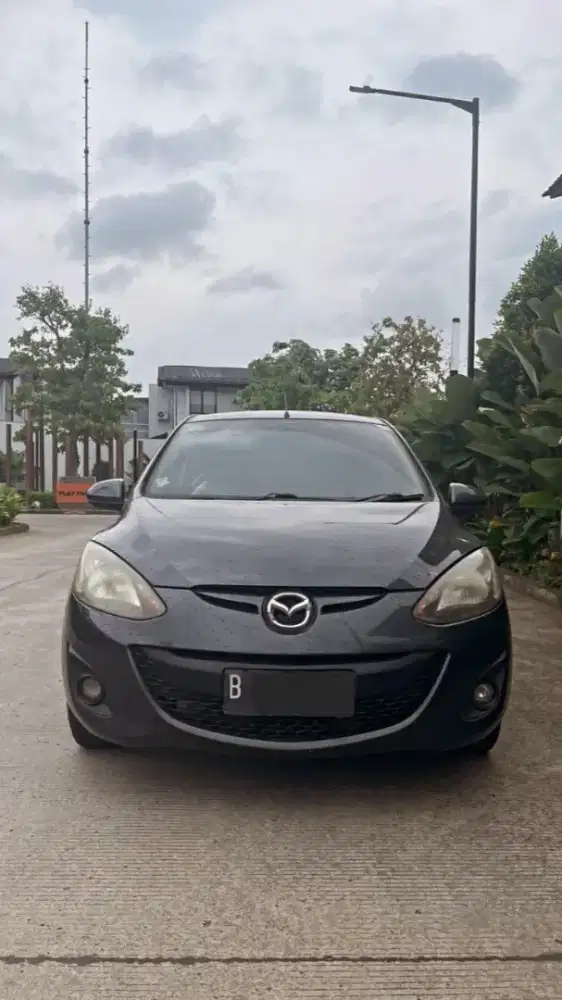 MAZDA 2 R 2011 AT ABU METALIK MULUS CEK SEPUASNYA DI RUMAH COCOK BAYAR