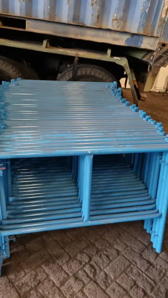 Leader frame per set