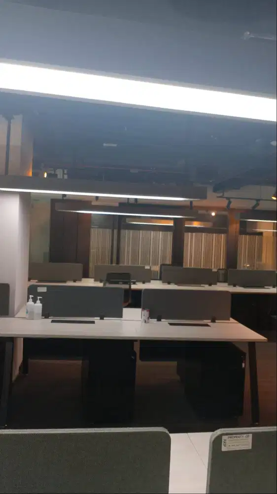 JUAL CEPAT! MEJA KANTOR YANG NYAMAN,LUAS DENGAN KONDISI BAGUS