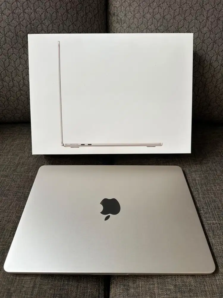 MacBook Air M3 13Inch Starlight 8 256GB | Garansi On Jan 2026