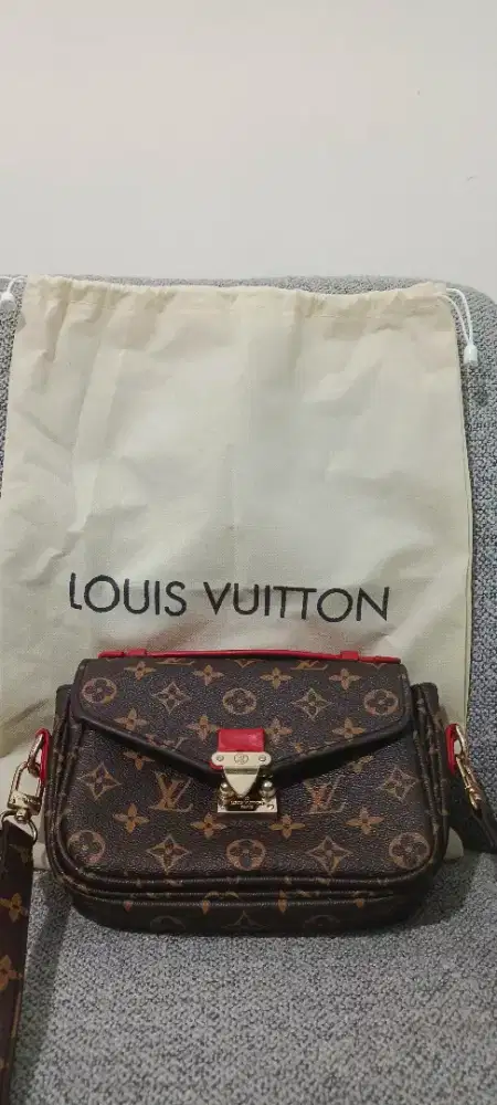 Preloved sling bag LV